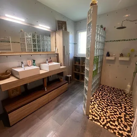 Maison En Bois , Plein Pieds,piscine Privative * Лавлане